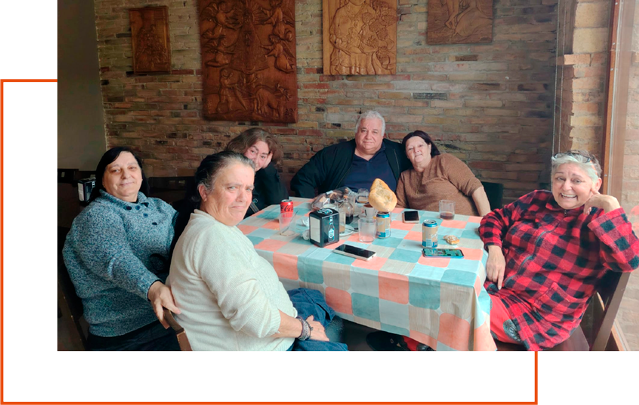 foto de una familia comiendo en Els Perxes