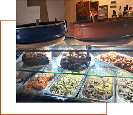 escaparate de comida con ollas y diferentes platos